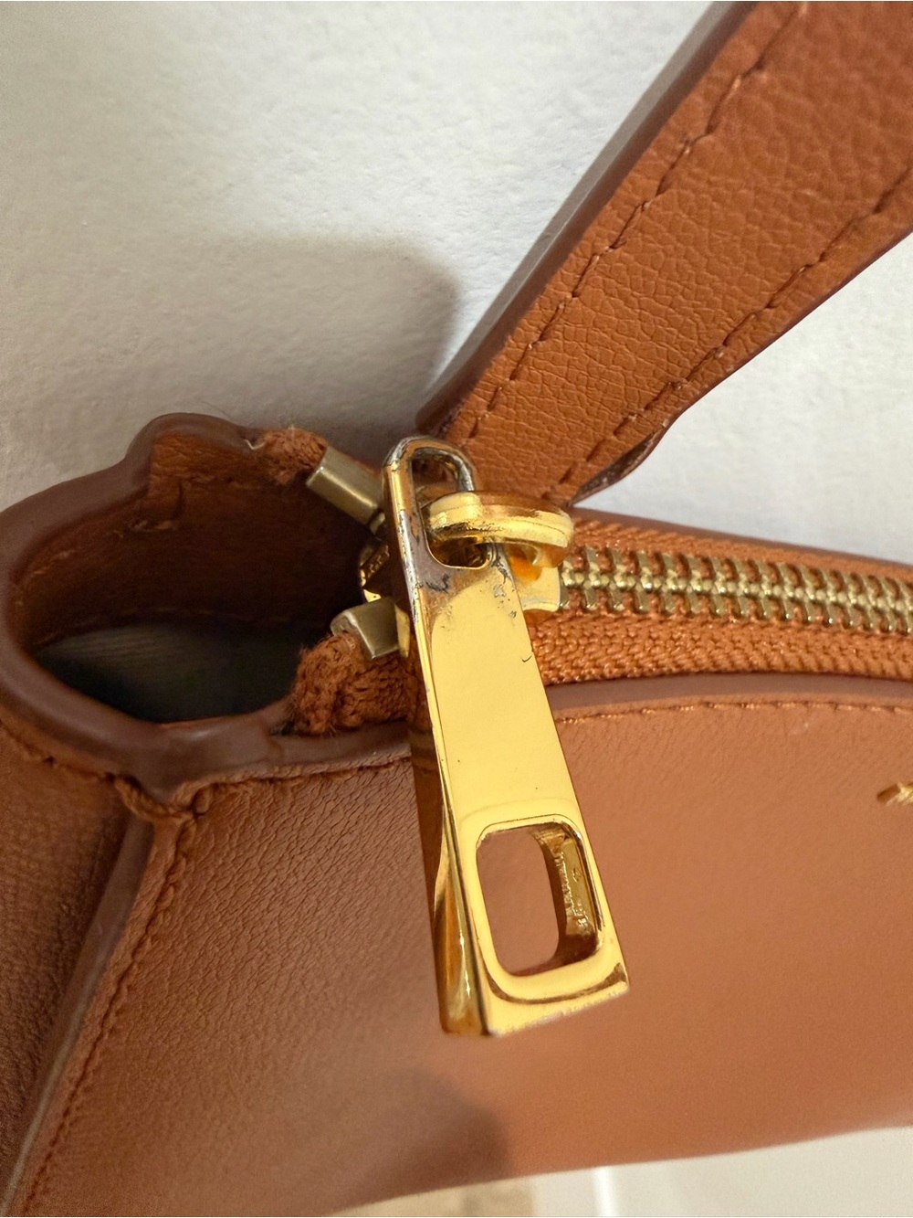 Marc Jacobs Tan Leather Crossbody Bag with Gold Hardware - Picture 10 of 11